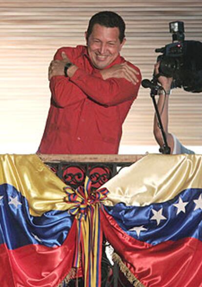 Hugo Chávez saluda a la multitud congregada ante el Palacio de Miraflores en Caracas.