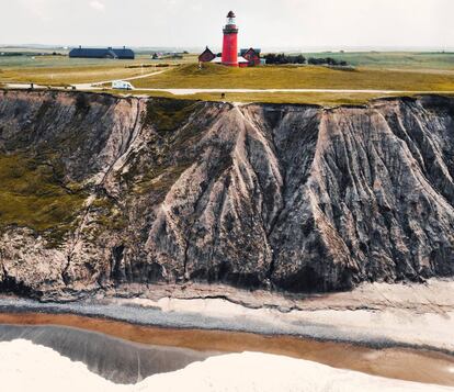 Los geoparques son áreas representativas de la historia geológica de la Tierra. Escenarios que permiten observar, conocer y documentar sucesos geológicos diversos que han dado forma a nuestro planeta desde su origen. Vestjylland, en la costa oeste de <a href="https://elviajero.elpais.com/tag/dinamarca/a" target="_blank">Dinamarca</a>, contempla paisajes de origen glaciar formados hace más de 23.000 años, que combinan sandar (planicies integradas por sedimentos depositados en el proceso de fusión de un glaciar), lagos y lagunas, y componen un geoparque 'anfibio': la parte terrestre solo ocupa un tercio de su extensión, el resto se extiende por zonas del estrecho de Limfjord y del mar del Norte.