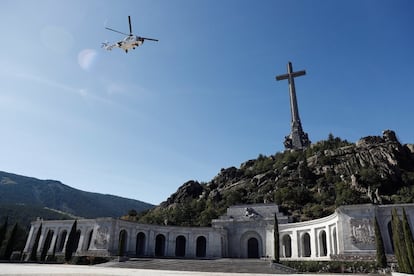 Vista del helicóptero que traslada los restos de Francisco Franco tras su exhumación del Valle de los Caídos camino del cementerio de El Pardo-Mingorrubio para su reinhumación, el 25 de octubre.