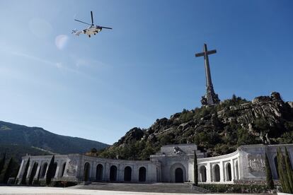 Vista del helicóptero que traslada los restos de Francisco Franco tras su exhumación del Valle de los Caídos camino del cementerio de El Pardo-Mingorrubio para su reinhumación, el 25 de octubre.