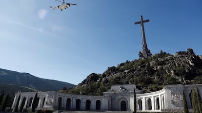 Vista del helicóptero que traslada los restos de Francisco Franco tras su exhumación del Valle de los Cuelgamuros camino del cementerio de El Pardo-Mingorrubio para su reinhumación.