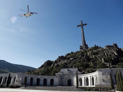 Vista del helicóptero que traslada los restos de Francisco Franco tras su exhumación del Valle de los Cuelgamuros camino del cementerio de El Pardo-Mingorrubio para su reinhumación.