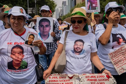 Un grupo de madres del colectivo 'Fundej' llora al encabezar la marcha que culminaría en el Centro Histórico de Ciudad de México. 