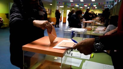 Un ciudadano introduce una papeleta en la urna en las elecciones generales del 10 de noviembre de 2019.