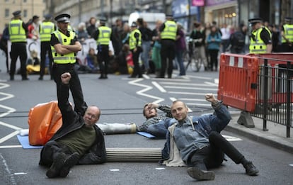 Manifestantes contra el cambio climático de la organización 'Extinction Rebellion Scotland' se esposan juntos para bloquear Lothian Road, en Edimburgo, Escocia.