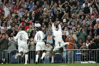Sergio Ramos celebra su gol con una voltereta mientras Robinho y Baptista se dirigen a su encuentro para felicitarle.