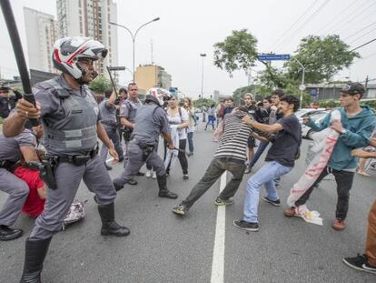 Policiais reprimem ato de estudantes nesta quarta em SP.