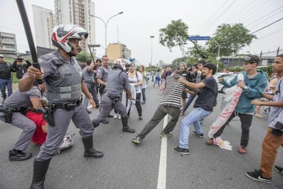 Policiais reprimem ato de estudantes nesta quarta em SP.