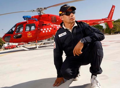 José Luis Cubeiro junto al helicóptero de coordinación de bomberos de la Comunidad de Madrid.