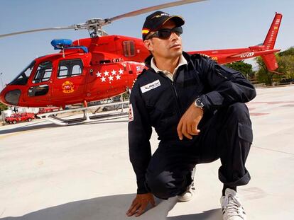 José Luis Cubeiro junto al helicóptero de coordinación de bomberos de la Comunidad de Madrid.