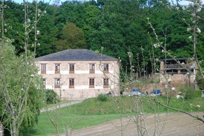 Ubicada en una antigua casona del siglo XVI entre el bosque autóctono y los cultivos agrícolas del valle del río Eo, dispone de huertos con árboles frutales e invernaderos donde aprender todo lo relacionado con el sector agrícola, como recoger hortalizas, plantar semillas o realizar esquejes. Igualmente posee una pequeña granja en la que se puede convivir con gallinas y pollitos, conejos, ocas y patos, ovejas, cerdos y cabras autóctonas de la comarca. Podrá elaborar sidra natural y participar en el tradicional Magüestu: castañas asadas acompañadas de sidra dulce recién prensada. Dónde: El Llano San Tirso de Abres, Asturias. www.amaido.com