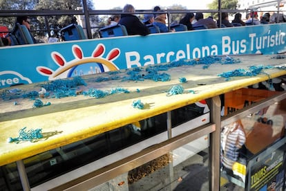 Auriculars que els turistes llencen a la parada del Bus Turístic.