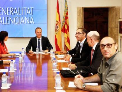 Alberto Fabra y Mar&iacute;a Jos&eacute; Catal&agrave; con representantes del sector audiovisual.