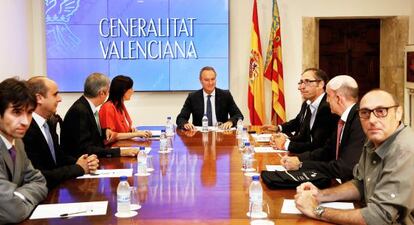 Alberto Fabra y Mar&iacute;a Jos&eacute; Catal&agrave; con representantes del sector audiovisual.