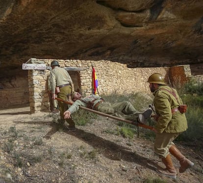 Reconstrucción de la actuación de sanitarios republicanos durante la batalla del Ebro, en la cueva de Santa Llúcia.