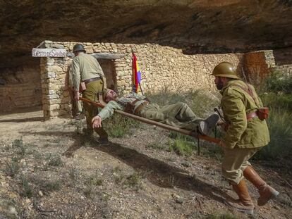 Reconstrucción de la actuación de sanitarios republicanos durante la batalla del Ebro, en la cueva de Santa Llúcia. 