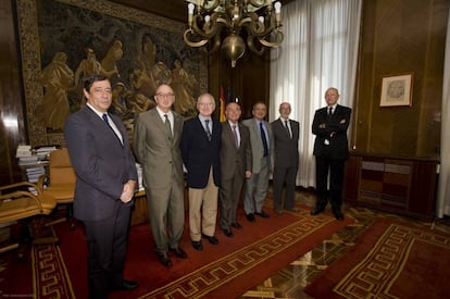 El presidente del CSIC, Emilio Lora Tamayo, tercero por la derecha, con expresidentes.