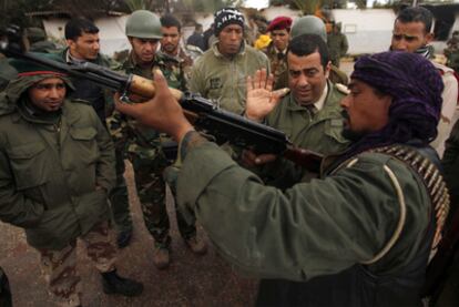 Un oficial enseña a disparar un Kaláshnikov en Bengasi a un grupo de civiles que quieren unirse a los alzados.