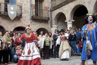 Los viajeros del Tren Medieval son recibidos en la plaza Mayor de Sigüenza con un espectáculo del grupo Tragaleguas.