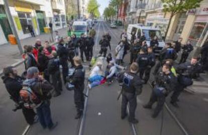 Un grupo de activistas se encadenan a un bloque de cemento con la intencin de interrumpir la manifestacin del neonazi Partido Nacionaldemcrata (NPD), en una calle del barrio Sch?neweide de Berln, en Alemania.