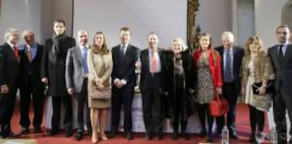 El presidente de la Xunta, Alberto Núñez Feijóo, (6i), posa con el presidente de Coren, Manuel Gómez Franqueira, (7i) y su familia, acompañados por el director general del banco Santander, Enrique García Candelas (i) tras la entrega del VII Premio Familia Empresaria de Galicia.