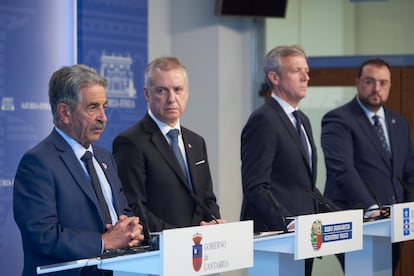 Miguel Ángel  Revilla, Iñigo Urkullu, Alfon so Rueda y Adrián Barbón, presidentes de Cantabria, País Vasco, Galicia y Asturias, en una reunión en marzo de 2023 en Ajuria Enea a favor de la macrorregión atlántica.