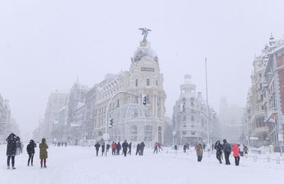 Vista de la Gran Va de Madrid durante el temporal 'Filomena', el 9 de enero. La capital se convirti en el ncleo de una inslita nevada que aport imgenes de surrealismo festivo, con esquiadores en la Puerta del Sol y trineos tirados por perros.