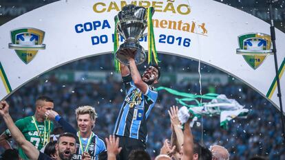 O capit&atilde;o Maicon ergue a ta&ccedil;a.