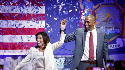 La gobernadora de Nueva York, Kathy Hochul, y su compañero de fórmula, Antonio Delgado.