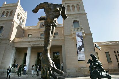 Las esculturas de Dalí, a la puerta del Marq, en Alicante.