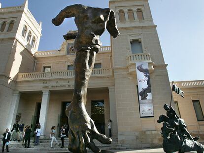 Las esculturas de Dalí, a la puerta del Marq, en Alicante.