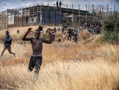Un grupo de personas en la frontera de Melilla con Marruecos el pasado 24 de junio.