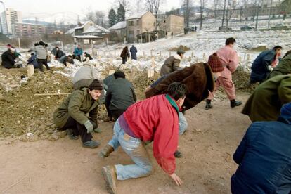 Ciudadanos de Sarajevo se agachan por un ataque de mortero de las fuerzas serbias en el completo de cementerios de Koševo, el 28 de diciembre de 1992, durante un funeral por una víctima de la guerra de Bosnia. Mladic, el 'carnicero de Bosnia', sembró el terror con las fuerzas militares bajo su mando mediante el asedio de Sarajevo, un sitio que se prolongó de mayo de 1992 a noviembre de 1995.