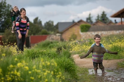 Niños jugando al aire libre después del largo confinamiento por la pandemia de covid, en la localidad madrileña de Manzanares el Real, en abril de 2020.