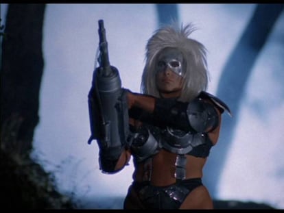 Fotograma de la película 'Alienator'.
