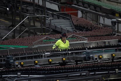 Una empleada en la fábrica de Coca-Cola European Partners en Martorelles (Barcelona).