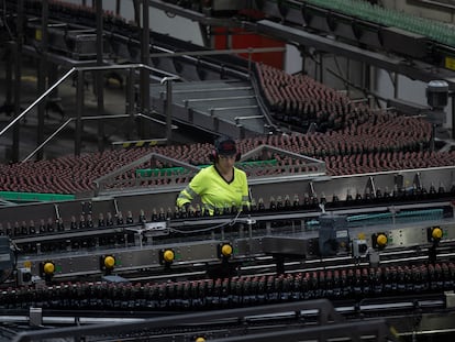 Una empleada en la fábrica de Coca-Cola European Partners en Martorelles (Barcelona).