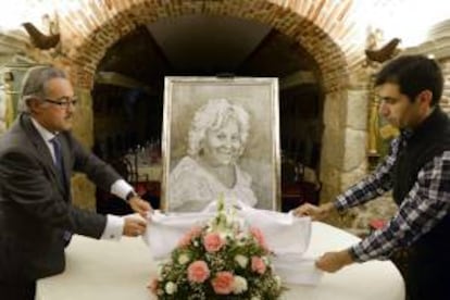 Daniel Yordanov (d) y Jesús San José (i) durante la presentación de la iniciativa "Cenizia" que conlleva la elaboración de "imágenes memorables", realizadas con cenizas humanas.