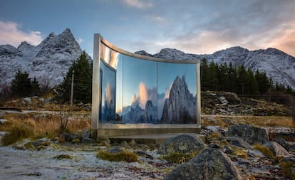 La instalación 'Sin título', del artista estadounidense Dan Graham en Lyngvaer, en las islas noruegas de Lofoten.