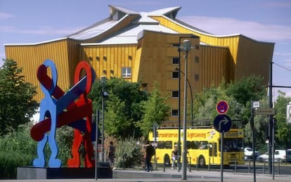 &#039;The Boxers&#039;, obra de Keith Haring, frente a la Filarm&oacute;nica de Berl&iacute;n. 