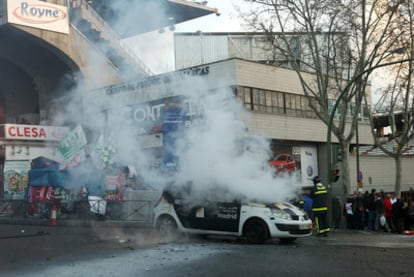 Estado en que quedó el coche de la Policía Municipal incendiado por aficionados del Rayo.