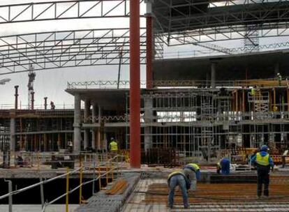 Obras de construcción de la nueva terminal del aeropuerto de El Prat.