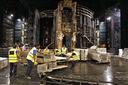 Cuando una gran producción baja el telón por última vez, un intenso trabajo espera a los encargados de desmontar el escenario. Arranca así un nuevo viaje para los decorados. En el caso del Teatro Real, el destino es frecuentemente una población de la sierra madrileña, donde se acumulan miles de piezas de diversos montajes.