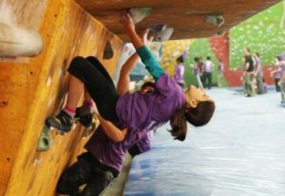 Escalada para niños en el rocódromo La Montaña Mágica, en Murcia.