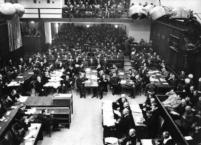 Vista del Palacio de Justicia de Nuremberg durante la inauguración del juicio de los principales criminales de guerra, el 20 de noviembre de 1945, ante el Tribunal Militar Internacional. A la derecha, los acusados; la defensa, delante de ellos; en el fondo, los fiscales; y, en la parte posterior, la prensa. El público está sentado en la galería superior. Los reporteros de la corte y taquígrafos, a la izquierda, delante de los jueces.