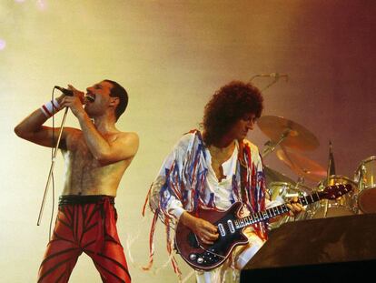 Freddie Mercury y Brian May, de Queen, durante un concierto. 