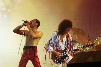 Freddie Mercury y Brian May, de Queen, durante un concierto.