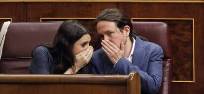 Irene Montero y Pablo Iglesias, de Podemos, cuchichean durante el debate de la moci&oacute;n de censura.