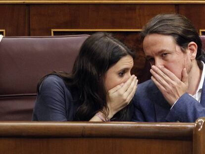 Irene Montero y Pablo Iglesias, de Podemos, cuchichean durante el debate de la moci&oacute;n de censura.