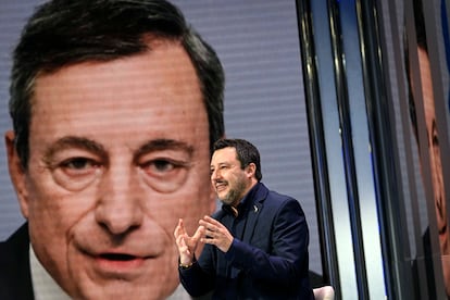 El secretario del partido de la Liga italiana, Matteo Salvini. Tiene como telón de fondo una imagen del expresidente del BCE, Mario Draghi, en Roma, Italia, el 11 de febrero de 2021.